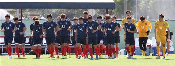 축구 국가대표 선수들이 6일(한국시각) 오전 전지훈련지인 미국 플로리다주 마이애미의 세인트토머스대학교 축구장에서 비공개 훈련에 앞서 몸을 풀고 있다. 마이애미/연합뉴스