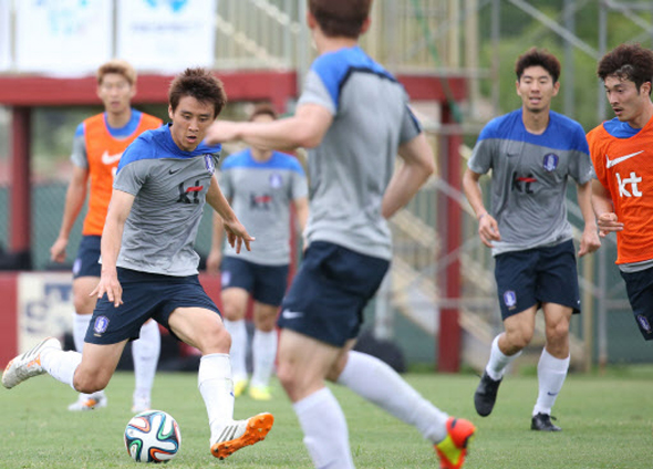 축구대표팀의 공격수 구자철이 4일 오전(한국시간) 전지훈련지인 미국 플로리다주 마이애미의 세인트 토머스 대학교 축구장에서 진행된 미니게임 훈련에서 돌파를 시도하고 있다. 2014.6.4 (마이애미=연합뉴스)