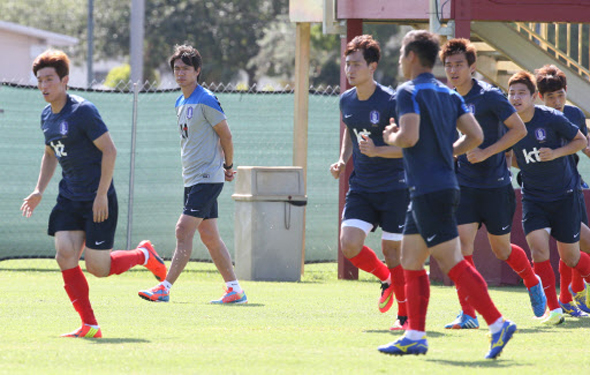 홍명보 축구대표팀 감독이 6일 오전(한국시간) 전지훈련지인 미국 플로리다주 마이애미의 세인트 토머스 대학교 축구장에서 러닝을 하는 선수들을 지켜보고 있다. 2014.6.6 (마이애미=연합뉴스)