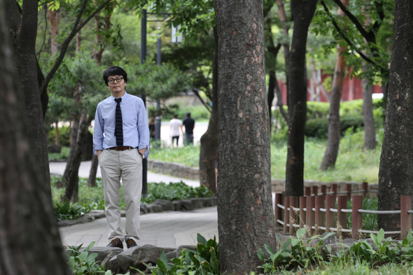 자신이 거주하는 서울 용산구 일대를 산책하고서 쓴 에세이 <지나치게 산문적인 거리>를 출간한 문학평론가 이광호. 이 사진을 찍은 효창공원에 대해서는 “용산의 순결하지 못한 시간들을 압축해 놓은 듯하다”고 적었다. 이정아 기자 leej@hani.co.kr