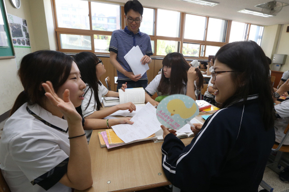 혁신학교인 경기도 용인시 기흥구 흥덕고등학교에서 지난해 5월 2학년 학생들이 고전문학 수업 시간에 질문지를 만들어 토론하고 있다. 학생들이 4명씩 모둠을 이뤄 서로 마주앉아 바라보며 수업에 참여하고 있다.   용인/신소영 기자 viator@hani.co.kr