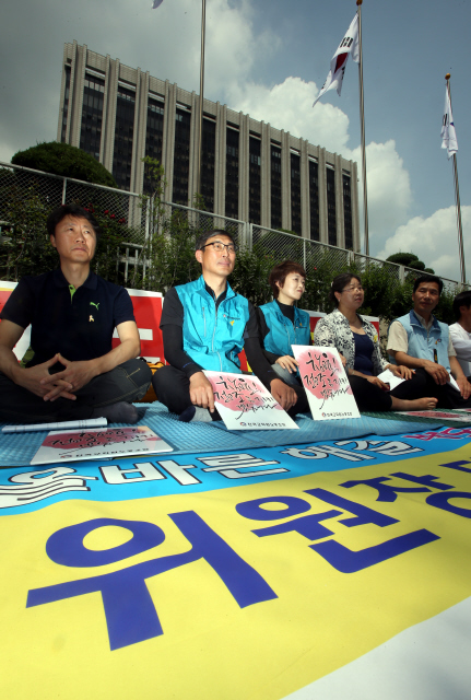 전국교직원노동조합(전교조)의 법외노조 여부를 가리는 1심 판결이 19일로 예정된 가운데 전교조 김정훈 위원장과 지부장들이 9일 오전 서울 세종로 정부서울청사 앞에서 밤샘 단식농성에 앞서 기자회견을 열고 있다. 이정용 기자 lee312@hani.co.kr