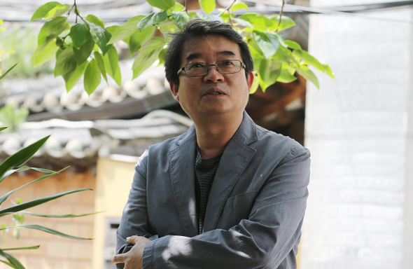 <백석평전>을 낸 시인 안도현. “시를 쉬고 있는 틈을 이용해서 태어나서 가장 긴 글을 썼다”며 “백석 평전의 표준본을 만든다는 생각으로, 오류와 과장을 바로잡고 최대한 객관성을 확보하고자 했다”고 말했다. 신소영 기자 viator@hani.co.kr