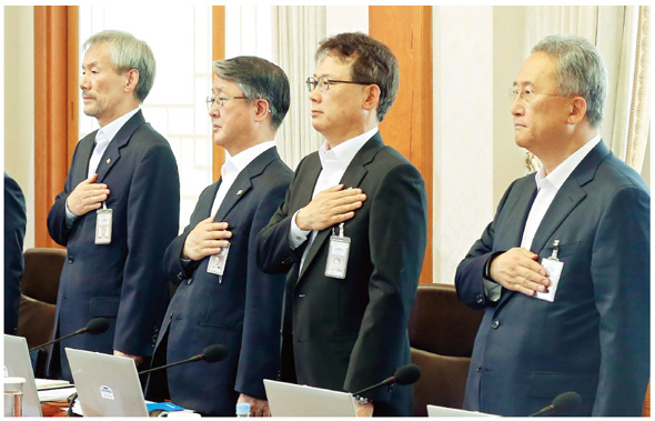 청와대수석비서관들이 10일 오전 박근혜 대통령 주재로 청와대에서 열린 국무회의에서 국민의례를 하고 있다.오른쪽부터 윤창번 미래전략수석, 윤두현 홍보수석, 홍경식 민정수석, 유민봉 국정기획수석. 청와대 사진기자단