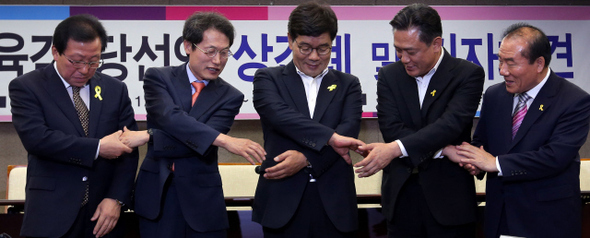 6·4 지방선거 교육감 당선자들이 12일 오전 서울 중구 한국언론회관에서 상견례를 하기에 앞서 함께 손을 잡고 있다. 참석자들은 ‘모든 아이들을 위한 학교, 안전한 학교, 따뜻한 학교, 행복한 학교, 깨끗한 학교, 민주적인 학교’ 등 임기 중 중점 추진할 교육개혁 6대 과제를 함께 발표했다. 왼쪽부터 민병희 강원도교육감 당선자, 조희연 서울시교육감 당선자, 이청연 인천시교육감 당선자, 김병우 충북도교육감 당선자, 장휘국 광주시교육감 당선자. 김태형 기자 xogud555@hani.co.kr