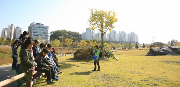 경기도교육청과 오산시는 2011년부터 양해각서를 맺어 ‘혁신교육지구’를 운영하고 있는데, 탐방학교 수업은 지역사회 공간을 배움터로 학부모들을 교사로 활용해 지역 전체를 학교화하는 ‘시민참여학교’ 프로그램의 하나다.  오산시청 제공