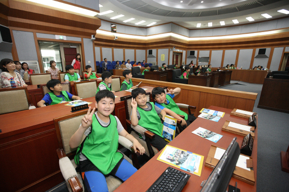 경기도 오산시 운산초등학교 4학년 4반 학생들이 12일 오산시청-시의회 탐방학교 프로그램에 참여해 ‘민주주의 체험’ 수업을 하고 있다. 오산시청 제공