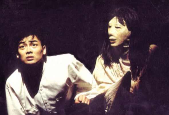 1996년 삶과 죽음의 경계를 넘나드는 한판 살풀이굿으로 호평받은 이윤택 연출의 <햄릿>. <한겨레> 자료사진