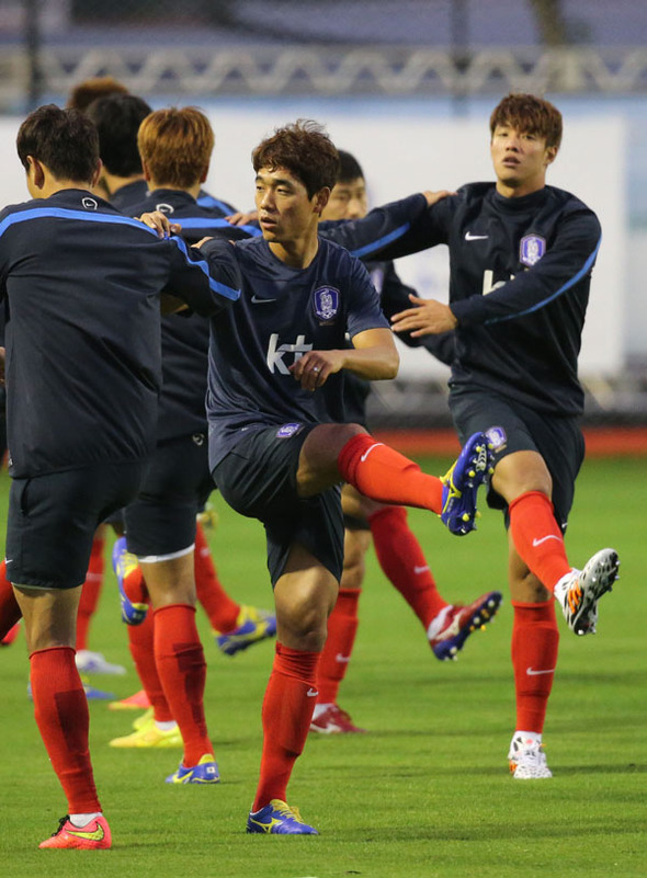 박주영 등 축구대표팀 선수들이 14일 오전(한국시간) 베이스캠프인 브라질 이구아수의 페드로 바소 경기장에서 러시아전 ‘필승해법‘을 찾기 위한 비공개 훈련을 하기에 앞서 몸을 풀고 있다. (이구아수=연합뉴스) 2014.6.14