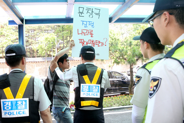 금속노조 산하 삼성전자서비스지회 소속 노동자가 15일 오후 정부서울청사 창성동 별관 앞에서 문창극 국무총리 후보자의 사퇴를 촉구하는 1인시위를 하자 경찰이 이를 제지하고 있다. 문 후보자에 대한 청문요청서와 임명동의안은 17일 국회에 제출될 예정이다. 
강재훈 선임기자 khan@hani.co.kr