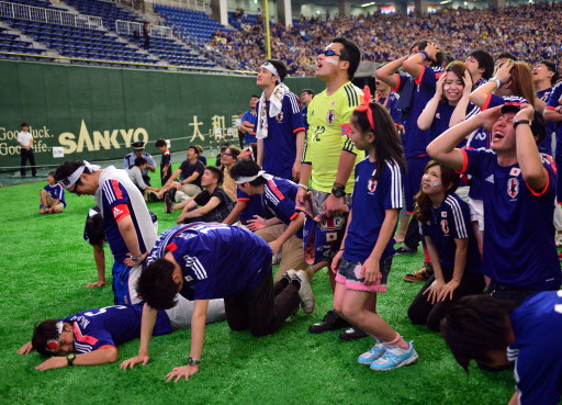 일본-코트디부아르전을 응원하기 위해 도쿄돔에 모인 일본 축구팬들이 경기 결과에 실망하고 있다. AP/연합뉴스