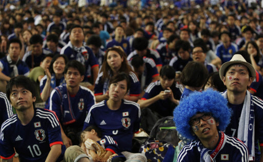 도쿄돔에 모인 일본 축구팬들이 코트디부아르와의 경기가 끝난 뒤 침통한 표정을 짓고 있다. AP/연합뉴스