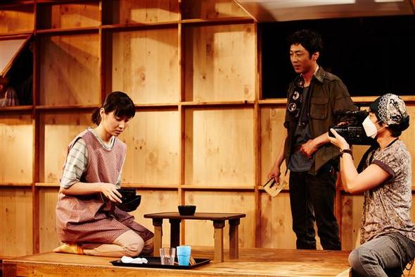 ‘불신시대’를 열쇳말로 내세운 ‘두산인문극장’의 연극 <배수의 고도>(위)는 ‘3.11 동일본 대지진’을 배경으로 한 작품으로 세월호 참사를 떠올리게 했다.