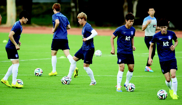 한국 축구대표팀이 2014 브라질월드컵 조별리그 1차전 러시아와의 경기를 이틀 앞둔 16일(한국시각) 브라질 쿠이아바 마투그로수연방대학 경기장에서 몸을 풀고 있다. 훈련은 홍명보 감독의 요청으로 15분만 공개한 뒤 비공개로 진행됐다.  쿠이아바/이정아 기자 leej@hani.co.kr