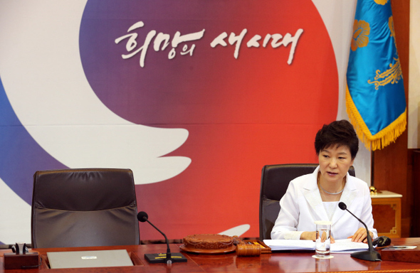 박근혜 대통령이 5월27일 청와대에서 열린 국무회의에서 발언하고 있다. 박 대통령 옆자리인 국무총리 자리가 비어 있다.   이정용 기자 lee312@hani.co.kr