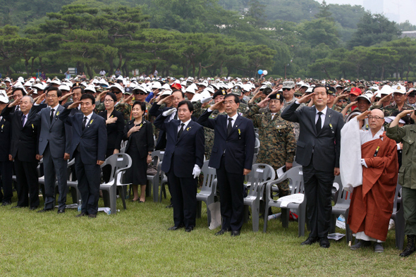 17일 오전 서울 동작구 국립서울현충원에서 열린 ‘월남전 참전 전사자 위령제’에서 이석현 국회부의장(앞줄 오른쪽 넷째), 박원순 서울시장(앞줄 오른쪽 셋째)과 참전 군인 등 참석자들이 거수경례를 하고 있다. 이 행사는 월남전 참전 50돌을 맞아 월남전에서 전사한 5099위를 추모하기 위해 열렸다.
류우종 기자 wjryu@hani.co.kr