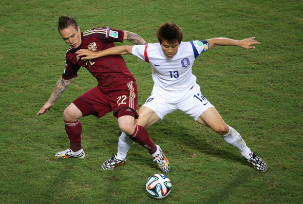 18일 오전(한국시간) 브라질 쿠이아바 판타나우 경기장에서 열린 2014 브라질 월드컵 조별리그 H조 1차전 한국과 러시아의 경기에서 한국의 손흥민이 러시아의 데니스 글루샤코프의 수비를 뚫고 드리블을 하고 있다. 2014.6.18 (쿠이아바=연합뉴스) 18일 오전(한국시간) 브라질 쿠이아바 판타나우 경기장에서 열린 2014 브라질 월드컵 조별리그 H조 1차전 한국과 러시아의 경기에서 한국의 손흥민이 러시아의 데니스 글루샤코프의 수비를 뚫고 드리블을 하고 있다. 2014.6.18 (쿠이아바=연합뉴스)