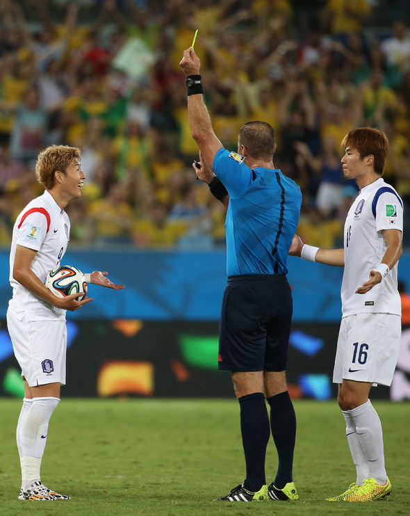 18일 오전(한국시간) 2014 브라질 월드컵 조별리그 H조 1차전 한국과 러시아의 경기가 열린 쿠이아바 판타나우 경기장에서 손흥민이 경고를 받고 있다. 2014.6.18  (쿠이아바=연합뉴스)