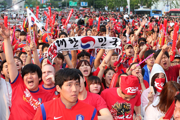 18일 오전 브라질월드컵 한국 대 러시아의 경기를 앞두고 축구팬들이 서울 광화문 광장에서 거리응원을 펼치고 있다. 2014.6.18 (서울=연합뉴스)