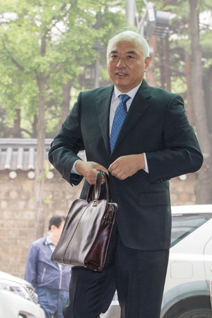 문창극 국무총리 후보자가 17일 오전 서울 종로구 창성동 정부종합청사 별관으로 출근하며 옷매무새를 만지고 있다.  김성광 기자 flysg2@hani.co.kr