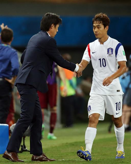 홍명보 감독(왼쪽)이 18일(한국시각) 열린 러시아전에서 후반 교체돼 나오는 박주영을 격려하고 있다. 쿠이아바/연합뉴스