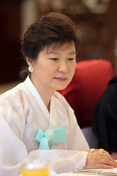 카자흐스탄을 국빈방문 중인 박근혜 대통령이 18일 저녁(현지시간) 카자흐스탄 아스타나 한 호텔에서 열린 동포 만찬 간담회에서 김로만 고려인 회장의 건배사를 경청하고 있다. 2014.6.18 카자흐스탄을 국빈방문 중인 박근혜 대통령이 18일 저녁(현지시간) 카자흐스탄 아스타나 한 호텔에서 열린 동포 만찬 간담회에서 김로만 고려인 회장의 건배사를 경청하고 있다. 2014.6.18