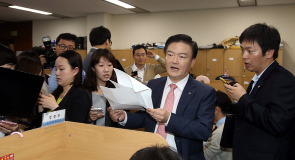 언론인에서 바로 청와대 소속으로 일터를 바꾼 이른바 ‘폴리널리스트’에 대한 비판의 목소리가 높다. 사진은 <한국방송> 출신 민경욱 청와대 대변인. <한겨레> 자료사진