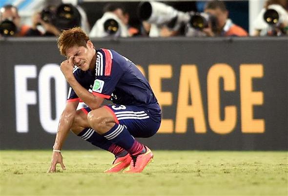 일본 축구대표팀 공격수 오쿠보 요시토가 20일(한국시각) 브라질 나타우 두나스 경기장에서 열린 그리스와의 경기에서 0-0 무승부를 기록한 뒤 안타까워하고 있다.  나타우/AFP 연합뉴스