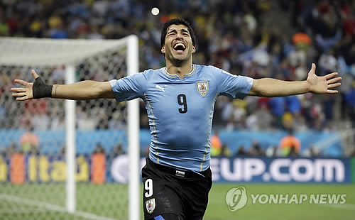 부상을 털고 돌아와 우루과이 축구 대표팀에 해결사로 우뚝 선 수아레스.(AP=연합뉴스)