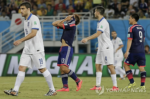 20일(한국시간) 2014 브라질 월드컵 조별리그 C조 2차전 일본과 그리스의 경기에서 일본의 오쿠보 요시토(왼쪽 두번째)가 결정적인 찬스를 놓치고 아쉬워하고 있다. (AP=연합뉴스)