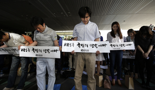 한국 언론은 1987년 6월 민주항쟁 이후에도 시민을 뉴스의 주어로 삼기를 거부함으로써 오늘날 한국 사회 민주주의의 위기와 언론자유의 후퇴를 스스로 불러왔다고 필자는 지적한다. 사진은 지난 5월 한국방송(KBS)노동조합과 전국언론노동조합 한국방송본부가 ‘길환영 사장 퇴진과 박근혜 대통령 사과’를 요구하는 첫 동시파업에 돌입하면서 시청자와 국민들에게 고개 숙여 사과하는 모습. 탁기형 <한겨레 21>선임기자 khtak@hani.co.kr