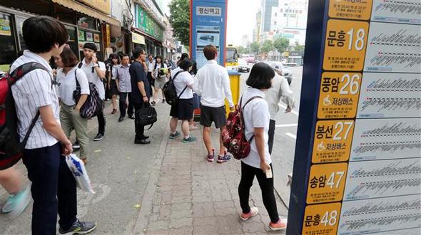 광주지역 시내버스 노조가 총파업을 한 23일 오전 광주 북구 운암동의 한 버스정류장에서 시민들이 버스를 기다리고 있다.  광주/연합뉴스