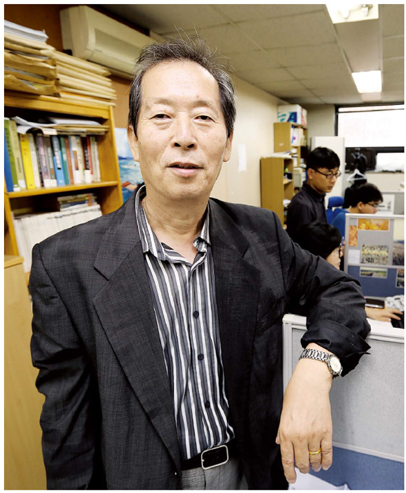 고승우 민주언론시민연합 이사장이 23일 오전 서울 공덕동 사무실에서 언론 현황 등에 대해 이야기하고 있다.
이종근 기자 root2@hani.co.kr