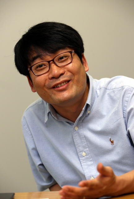 드라마 <정도전>의 작가 정현민씨가 23일 오후 서울 마포구 상암동 케이비에스(KBS) 미디어센터 작가실에서 황진미 평론가와 이야기를 나누고 있다. 신소영 기자 viator@hani.co.kr