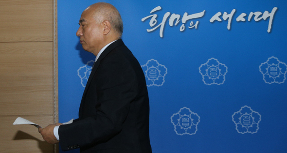 문창극 국무총리 후보자가 24일 오전 서울 세종로 정부서울청사 합동브리핑실에서 총리후보를 자진사퇴하겠다고 밝힌 뒤 브리핑실을 나가고 있다.
신소영 기자 viator@hani.co.kr