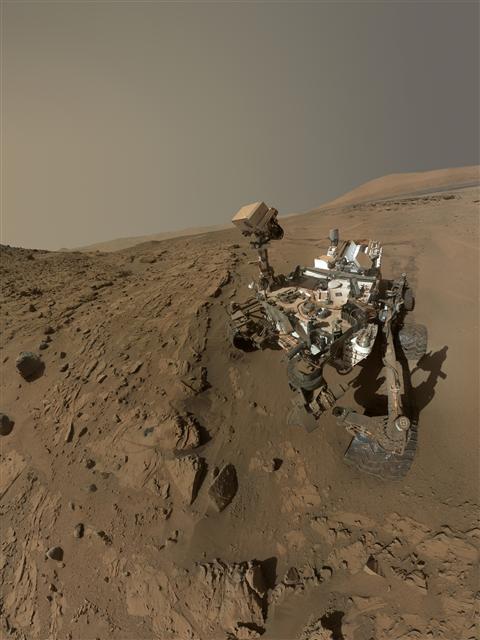 23일 미국 항공우주국(NASA·나사)이 로봇 ‘큐리오시티’의 화성 탐사 1주년을 기념하기 위해 ‘셀카’ 사진을 공개했다. 큐리오시티는 24일에 지구 기준으로 687일째 화성 탐사를 하고 있다. 화성의 공전주기를 기준으로 하면 이날이 1주년이 된다. 나사는 공개된 사진은 큐리오시티가 지난 4월과 5월에 ‘윈드자나’라고 불리는 화성의 사암 지대에서 팔을 뻗어서 자신의 모습을 찍은 것이라고 밝혔다. 나사 제공/AP 연합뉴스