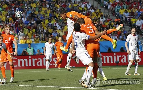 24일(한국시간) 브라질 상파울루 코린치앙스 경기장에서 열린 네덜란드와 칠레의 2014 브라질 월드컵 조별리그 B조 3차전에서 네덜란드의 레로이 페르가 헤딩으로 선제골을 넣고 있다. (AP=연합뉴스)