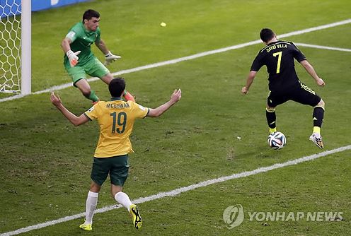 다비드 비야의 선제골 (AP=연합뉴스) 스페인의 다비드 비야가 발뒤꿈치로 스페인의 2014 브라질 월드컵 첫 필드골을 성공시키고 있다.