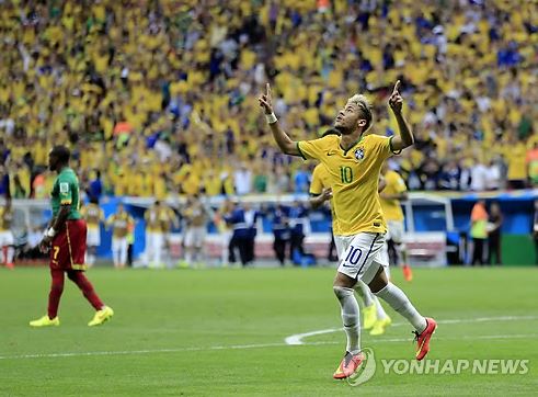 (AP=연합뉴스) 브라질의 네이마르가 24일(한국시간) 브라질리아의 마네 가힌샤 경기장에서 열린 월드컵 조별리그 A조 3차전 카메룬과의 경기에서 전반 35분 자신의 두 번째 골을 뽑아낸 뒤 세리머니를 펼치고 있다.