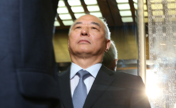 문창극 국무총리 후보자가 24일 오전 서울 종로구 정부서울청사 합동브리핑실에서 후보직 사퇴 기자회견을 한 뒤 청사 밖으로 나가기 위해 엘리베이터를 타고 있다.  신소영 기자 viator@hani.co.kr