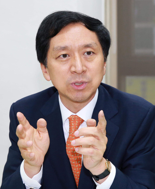 김기현 울산시장 당선자는 “시민과 통하고, 중앙과 통하고, 미래와 통하는 3통 시장이 되겠다”며 ‘소통’을 강조했다. 그는 “군림하는 자세가 아니라 섬기는 자세로 문제의 현장을 찾아가 시민들과 대화하고 시민들의 목소리를 직접 듣겠다”고 다짐했다. 
  울산시 제공