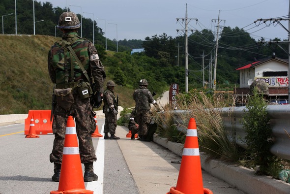 군 수색팀 장병들이 무장 탈영한 임아무개 병장을 생포하기 위해 23일 오전 강원도 고성군 현내면 명파리와 마달리 사이 도로에 배치돼 있다.고성/류우종 기자 wjryu@hani.co.kr