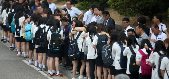 25일 오전 경기도 안산시 단원구 단원고등학교에서 2학년 학생들이 세월호 희생 학생들의 부모님에게 인사를 드리며 등교하고 있다. 2014.6.25(안산=연합뉴스)