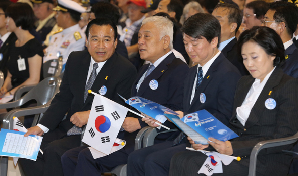 이완구 새누리당 원내대표(왼쪽)와 김한길 새정치민주연합 공동대표(가운데)가 25일 오전 서울 송파구 잠실체육관에서 열린 ‘6·25전쟁 64주년 행사’에서 이야기하고 있다. 오른쪽은 안철수 새정치민주연합 공동대표. 김태형 기자 xogud555@hani.co.kr