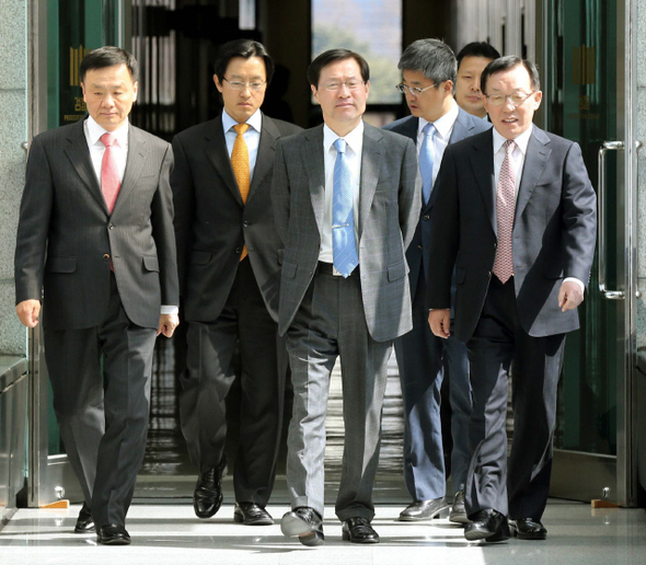 김진태 검찰총장이 지난 3월10일 서울 서초동 대검찰청에서 대검 간부들과 함께 점심을 먹기 위해 구내식당으로 가고 있다. 박종식 기자 anaki@hani.co.kr