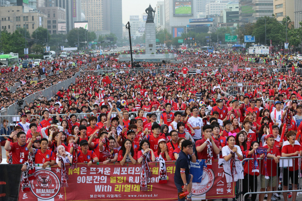 2014 브라질월드컵 한국과 벨기에의 경기가 열린 27일 오전 서울 광화문광장에 모인 시민들이 마음을 졸이며 한국팀을 응원하고 있다.  김태형 기자 xogud555@hani.co.kr