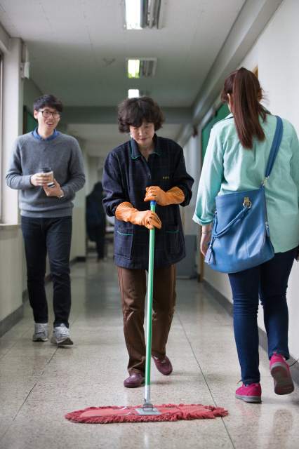 서울 노원구 월계동 광운대학교에서 청소노동자로 일하는 변선영씨가 복도 청소를 하고 있다. 변씨는 “임금 인상 소급분을 받으면 친정어머니께 용돈으로 드리고 싶다”고 말했다. 김성광 기자 flysg2@hani.co.kr