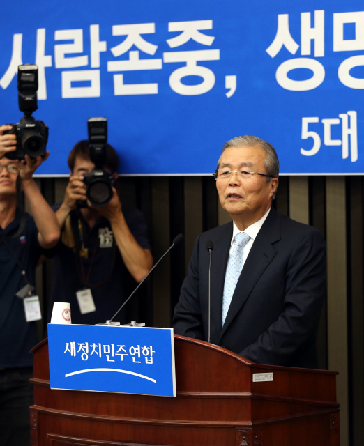 김종인 전 새누리당 국민행복추진위원장이 27일 오후 국회에서 열린 새정치민주연합 의원 워크숍에서 강연을 하고 있다. 김경호 기자 jijae@hani.co.kr