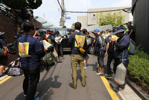 금속노조 삼성전자서비스지회 노조원들이 25일 오후 서울 용산구 이태원동 이재용 삼성전자 부회장 집에 항의방문하러 가자 경찰이 길을 막고 제지하고 있다. 이종근 기자 root2@hani.co.kr