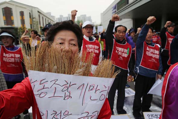 지난 4월17일 오후 서울 인덕대학교 본관 앞에서 열린 공공운수노조 서경지부 인덕대분회 파업 30일차 투쟁 승리 결의대회에서 여성 조합원들이 구호를 외치고 있다. 류우종 기자 wjryu@hani.co.kr